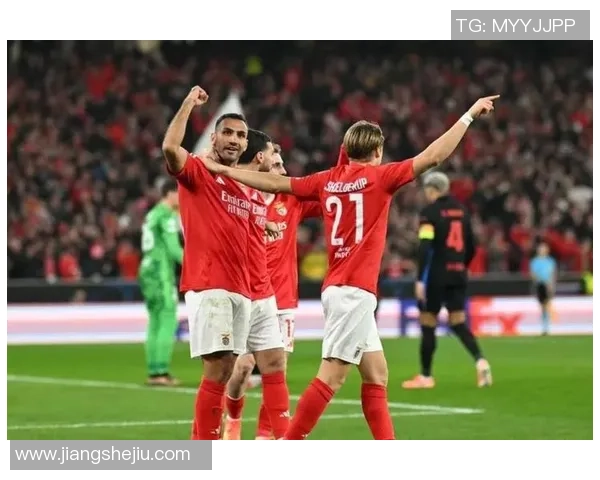 足总杯激战那不勒斯与本菲卡鏖战成平局乌龙球瞬间引发全场热烈反响